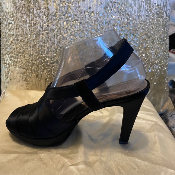 Like new! Macy's International Satin Black 4 inch Heels size 7.5 - Picture 2 of 13